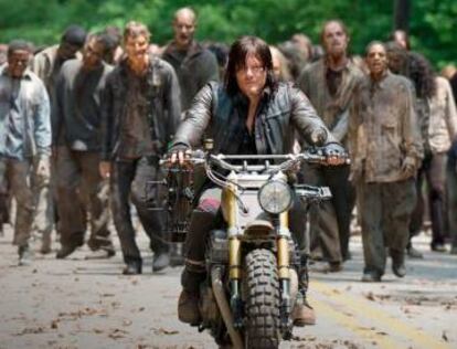 Daryl Dixion lidera al grupo de humanos que lucha contra los Zombies en 'The walking dead'.