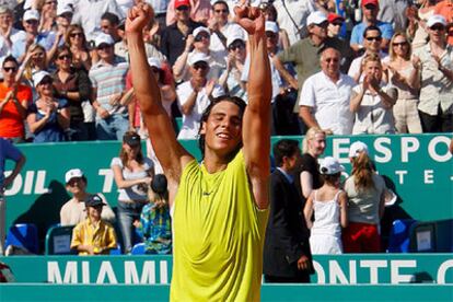 El tenista español Rafael Nadal celebra su victoria contra el argentino Gaston Gaudio por 5-7, 6-1 y 6-1.