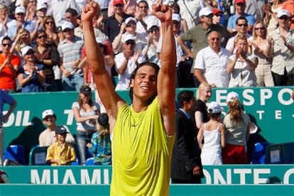 El tenista español Rafael Nadal celebra su victoria contra el argentino Gaston Gaudio por 5-7, 6-1 y 6-1.