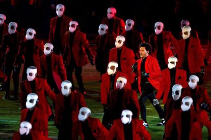 Los músicos que acompañan al cantante canadiense, en segundo plano, usan mascarilla o máscara completa: el mundo que está dejando la pandemia.