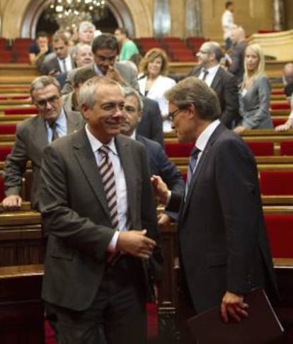 El presidente de la Generalitat, Artur Mas (d), y el líder de los socialistas catalanes, Pere Navarro (i). EFE/Archivo