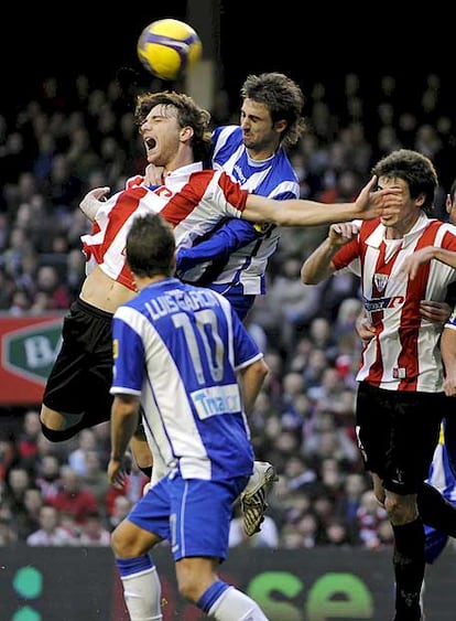 Amorebieta y Pareja saltan por el balón.