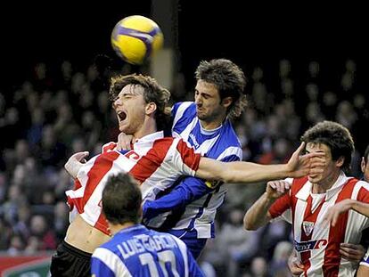Amorebieta y Pareja saltan por el balón.