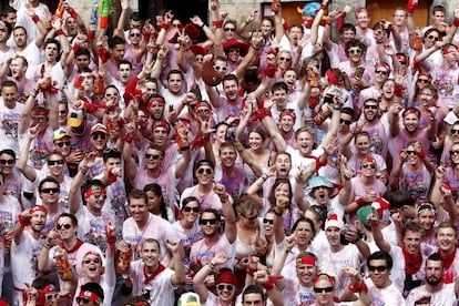 Miles de personas corean el nombre de San Fermin en la Plaza del Ayuntamiento de Pamplona antes de lanzarse el tradicional "Chupinazo" que da inicio este mediodía a los Sanfermines 2012.