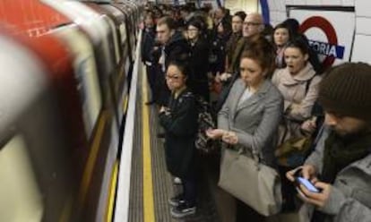 Viajeros se disponen a subir a bordo de un metro en la estación de Victoria en Londres (Reino Unido). EFE/Archivo