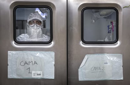 Un sanitario en el interior de un quirófano acondicionado para enfermos de coronavirus.