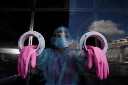 Personal médico se prepara para realizar pruebas para detectar coronavirus, en el distrito de San Miguelito de la ciudad de Panamá. Panamá acumuló hasta el lunes 87.485 contagios confirmados y 1.906 muertes por la COVID-19 en 169 días de pandemia