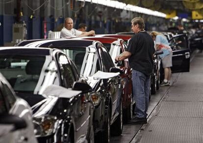 Empleados de General Motors en la planta de Lordstown (Ohio), donde se fabrica el Chevy Cobalt
