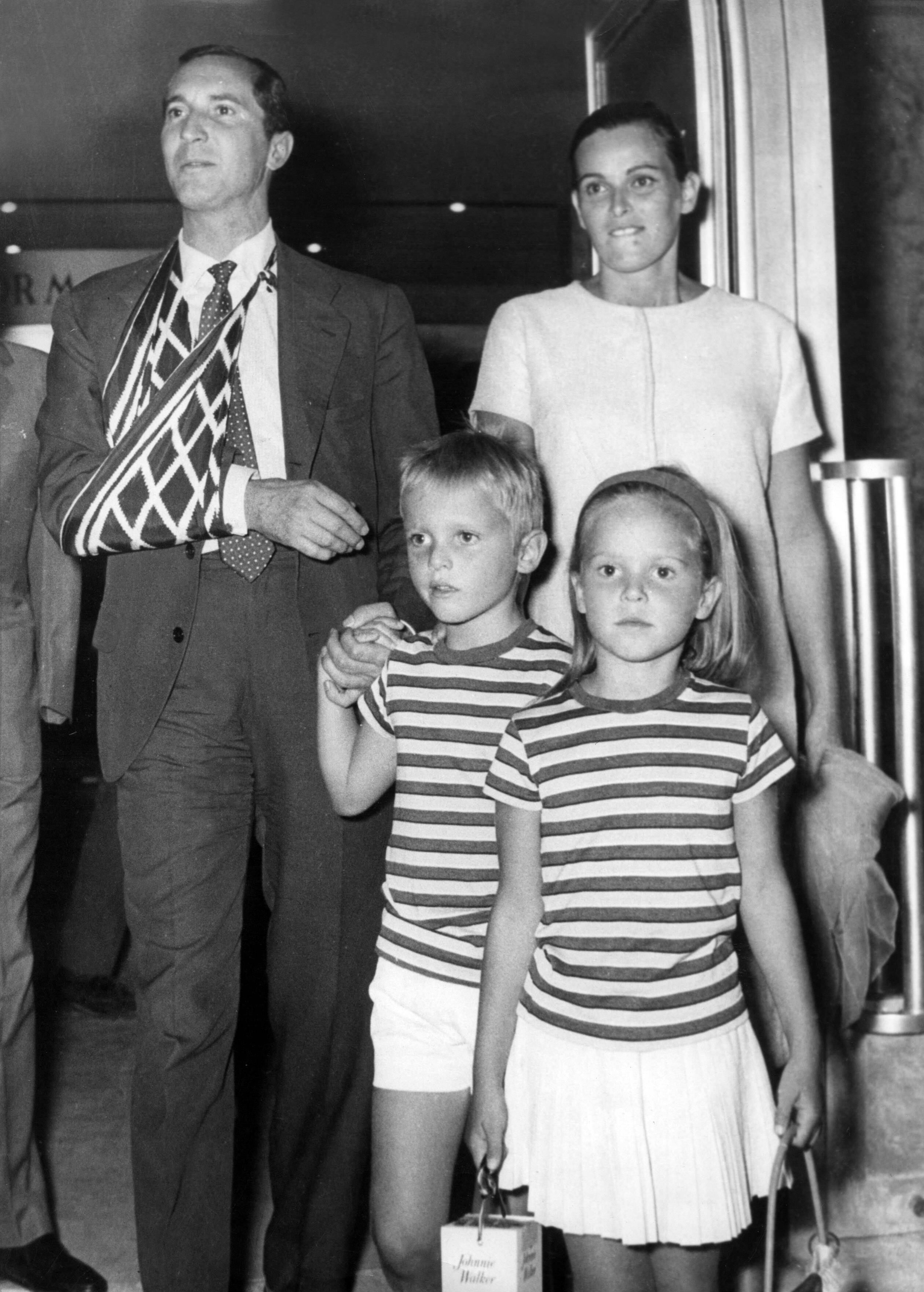 Luis Miguel Dominguín y Lucía Bosé en 1962 con sus dos hijos mayores: Miguel y Lucía. 