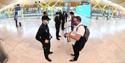 Agentes de la Policía Nacional controlan el acceso a la T-4 del Aeropuerto de Madrid-Barajas, el pasado viernes, para vigilar el cumplimiento de las restricciones a la movilidad impuestas por el estado de alarma decretado en Madrid.