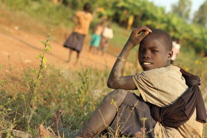 Un niño batwa descansa después de una jornada de trabajo en el campo por un salario mísero.