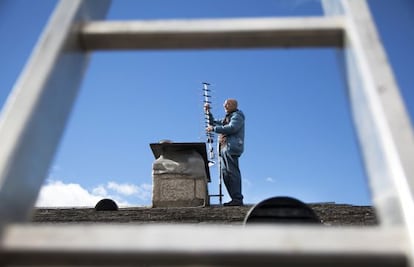 Un instal·lador d'antenes durant les tasques de resintonizació de la TDT.