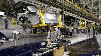 Un trabajador en la planta de Stellantis de Zaragoza.