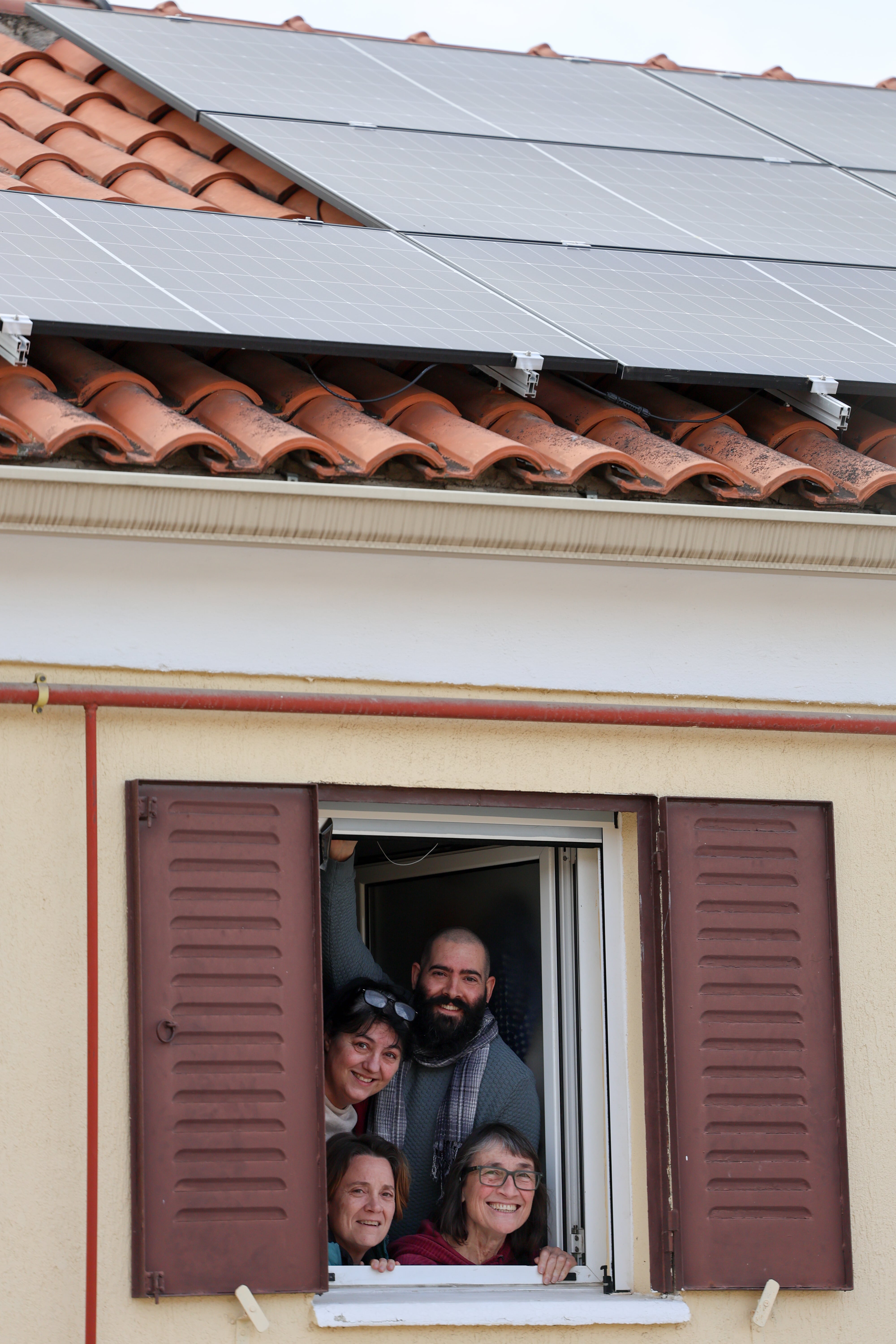 Los vecinos del Tercio Terol posan en su barrio  Madrid 