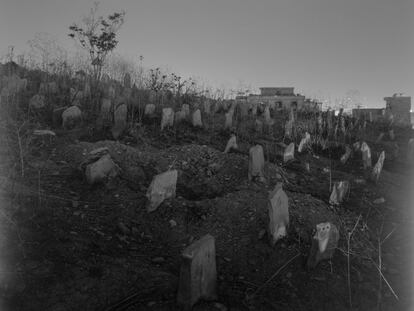 Una fosa preparada en un cementerio de las afueras de Solimania. A menudo, las víctimas de la violencia relacionada con el honor reposan en tumbas anónimas como esta. El Estado se encarga de enterrar a la víctima cuando la familia se niega a hacerlo.