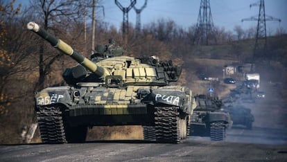 Una columna de tanques separatistas prorrusos transita junto a la ciudad de Krasnyi, en Lugansk.