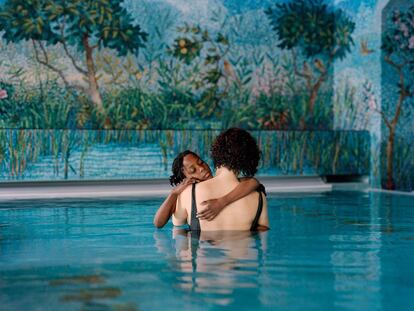 Una madre y una hija en una piscina (2018).