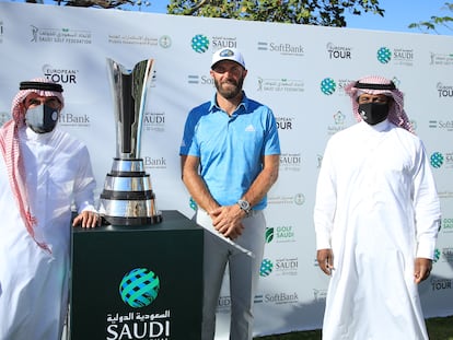 Dustin Johnson, en el centro, en un torneo en Arabia Saudí en 2021.