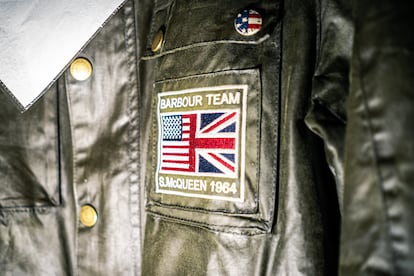 El logo de la marca Barbour en una de las chaquetas reparadas en el taller.