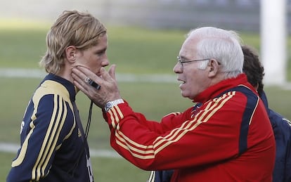 Luis Aragonés habla con Fernando Torres, durante un entrenamiento de la selección en Santander, preparatoria para la disputa de la fase final de la Eurocopa 2008.