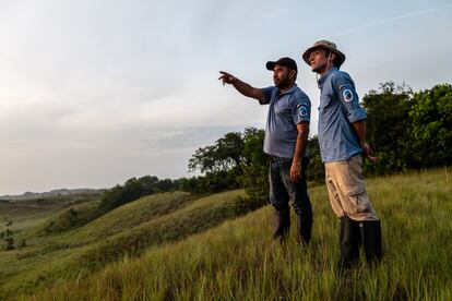 Oscar Rey y Oscar Gaitan, funcionarios de Parques Nacionales Naturales de Colombia en el Parque Nacional Natural Sabanas del Manacacías.