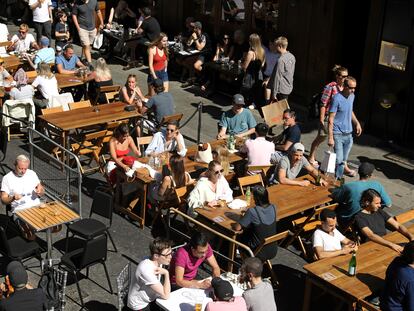Em Londres, onde bares foram reabertos, fim de semana de sol encheu as ruas de Shoro, no último sábado, apesar do crescimento de casos