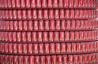 Latas de Coca Cola.