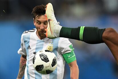 Messi disputa a bola durante o jogo entre Argentina e Nigéria da fase de grupos, em 26 de junho de 2018.