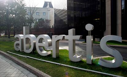 Cartel de Abertis ante su sede central en Madrid.