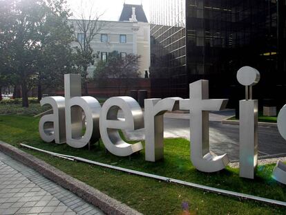 Cartel de Abertis ante su sede central en Madrid.