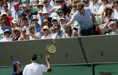 Un aficionado le devuelve la raqueta a Kyrgios.