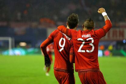 Lewandowski y Vidal celebran el segundo tanto ante el Dinamo.