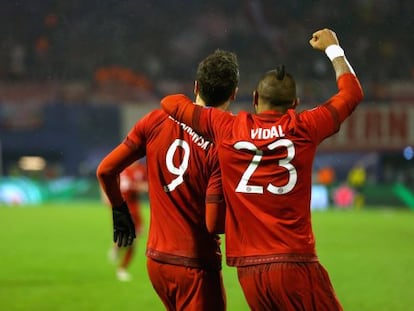 Lewandowski y Vidal celebran el segundo tanto ante el Dinamo.