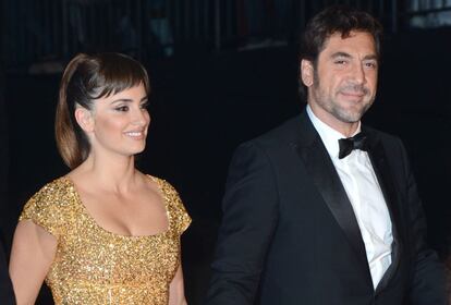 Penélope Cruz y Javier Bardem, llegando a la fiesta de estreno de Skyfall en la galería Tate Modern, en el sur de Londres, el 24 de ocutbre de 2010.