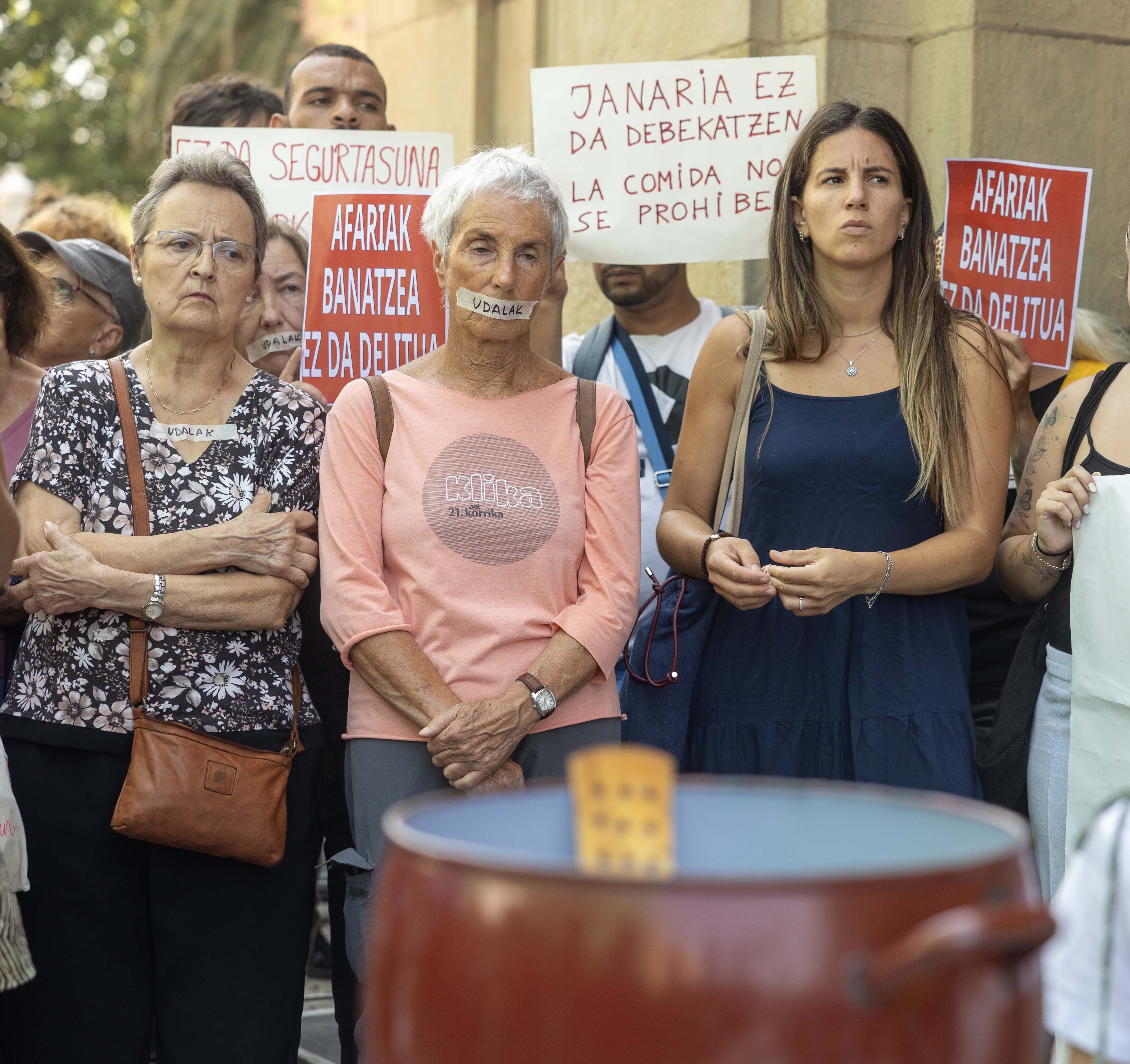 Un grupo de personas protesta el día 28 de julio frente al Ayuntamiento de San Sebastián contra la prohibición de las cenas solidarias a personas sin hogar,.