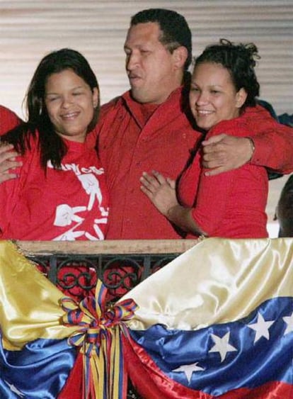 Chávez, con sus hijas María Gabriela (izquierda) y Rosa Virginia.