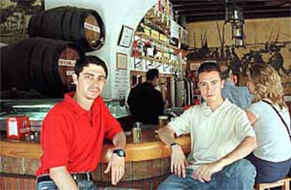 Juan Antonio Verdugo (izquierda) y Juan José Nicasio, en una tasca de El Puerto de Santa María.