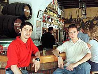 Juan Antonio Verdugo (izquierda) y Juan José Nicasio, en una tasca de El Puerto de Santa María.