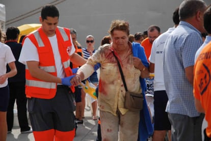 Una mujer herida en el accidente de autobús de Castillejos, Marruecos, llega al muelle España de Ceuta, donde se ha instalado un hospital de campaña para atender a los heridos.