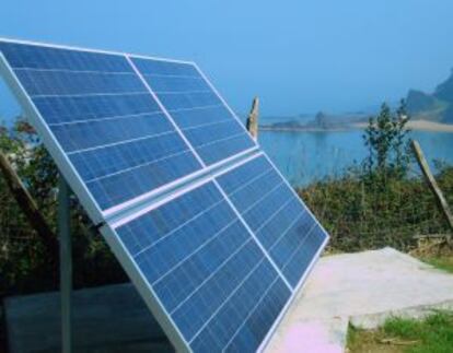 Placas solares y mini generadores eólicos permiten a los hogares generar su propia electricidad.