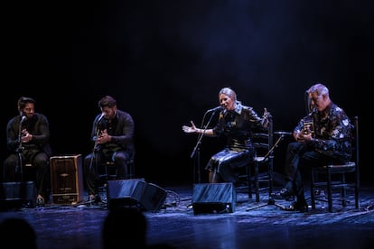 Rocío Márquez acompañada por la guitarra de Miguel Ángel Cortes y el compás de Los Mellis el 2 de diciembre en los Teatros del Canal dentro festival Suma Flamenca de Madrid.