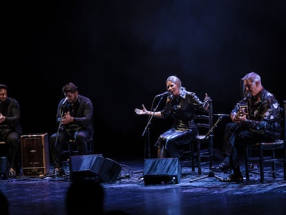 Rocío Márquez acompañada por la guitarra de Miguel Ángel Cortes y el compás de Los Mellis el 2 de diciembre en los Teatros del Canal dentro festival Suma Flamenca de Madrid.