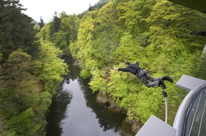 Hacer puenting, una experiencia para parejas que disfrutan del riesgo juntos. Es de www.zonaregalo.com (34,90 euros).