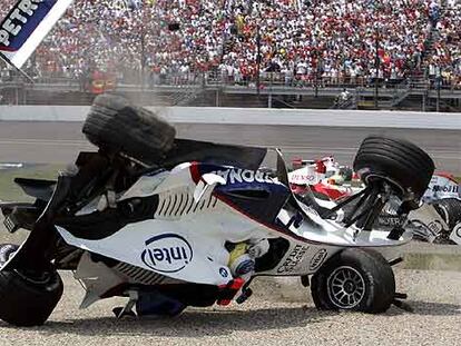 Momento en que el coche de Heidfeld da una vuelta de campana tras el accidente múltiple que se produjo en la primera vuelta de la carrera.