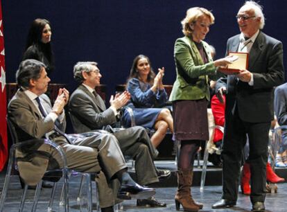 La presidenta regional, Esperanza Aguirre, entrega el galardón de las Artes de Madrid a Carlos Saura.