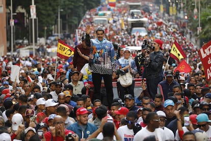 El presidente Nicolás Maduro saluda a la multitud, durante el mitin de lanzamiento oficial de campaña presidencial, en Caracas, (Venezuela), el 4 de julio de 2024.