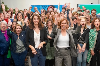  Mónica García y Rita Maestre, al principio del plenario del partido en el Espacio Rastro en Madrid.