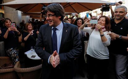 Sobre la una y media ha grabado, a la primera, el mensaje que ha mandado a la ciudadanía. El escenario escogido ha sido el patio de las Magnolias, justo frente a la escalinata que da acceso al edificio centenario que cobijó el Hospital Santa Caterina. El atrezo, un atril, una bandera catalana y una europea.