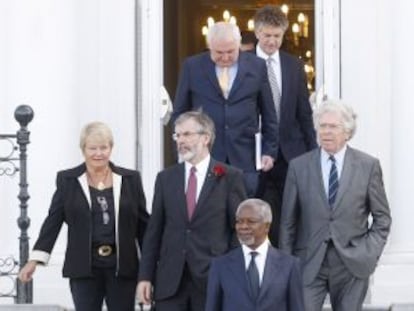 Los participantes en la conferencia de San Sebastián, en octubre de 2011, con Kofi Annan a la cabeza.