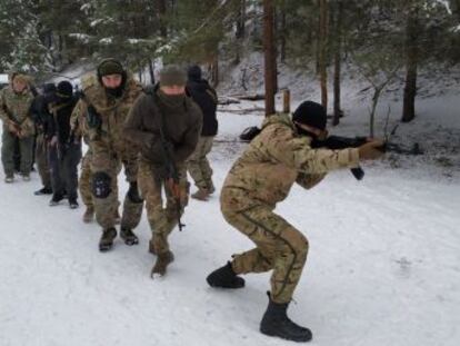 Grupos ucranios armados, vinculados a la extrema derecha, entrenan y se organizan ante una posible escalada en el conflicto con Moscú